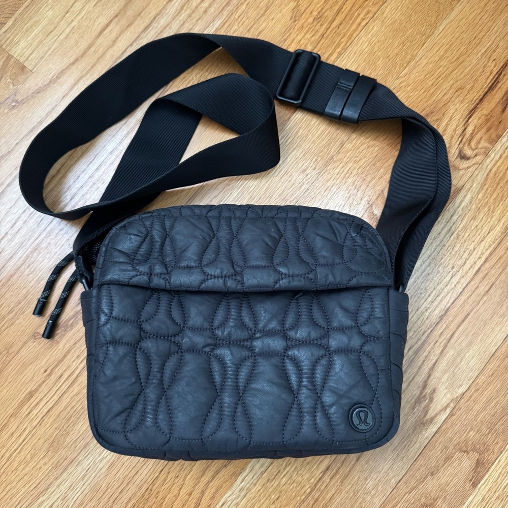 Lululemon quilted embrace black cross body bag - Picture 2 of 6